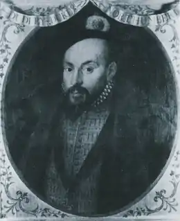 Portrait d'un homme barbu portant un chapeau noir et une tunique richement brodée