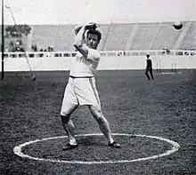 Photo d'un homme en plein effort faisant tournoyer le marteau qu'il s'apprête à lancer.