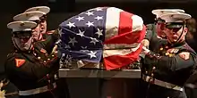 Six Marines transportant le cercueil de Glenn, qui est couvert d'un drapeau américain