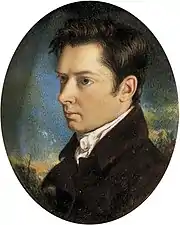 Portrait en buste, profil droit. Homme jeune avec chevelure noire et raie à droite.