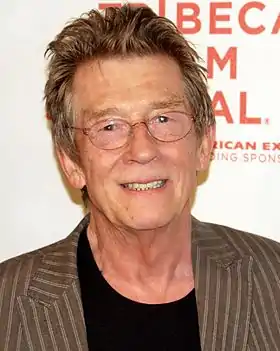 John Hurt interprète la voix originale du dragon