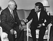 Nikita Khrouchtchev rencontre John F. Kennedy à la conférence de Vienne en juin 1961.