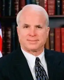 John McCain, ancien représentant de l'Arizona (1983-1987), Sénateur de l'Arizona depuis 1986.