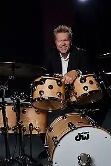 Description de l'image John Robinson endorsed DW drums in 2009.jpg.