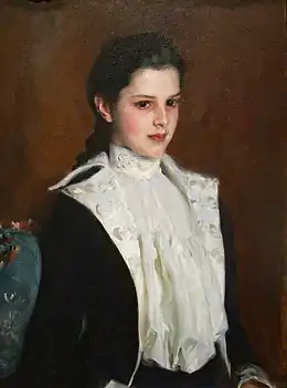 Peinture montrant une jeune adolescente à la peau blanche, aux lèvres rouges et aux yeux et cheveux sombres, vêtue d'une veste cintrée noire et d'un chemisier blanc richement orné, prenant la pose debout d'un air appliqué.