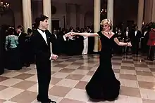 John Travolta et la princesse Diana dansant dans le Cross Hall.