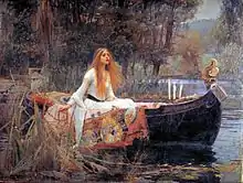Une femme en robe est assise dans une barque, laquelle se trouve sur un cours d'eau parmi les arbres.