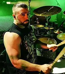 Description de l'image John dolmayan (cropped).jpg.