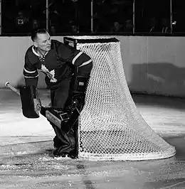 Photographie en noir et blanc de Johnny Bower dans les buts avec le maillot de Toronto sur lui