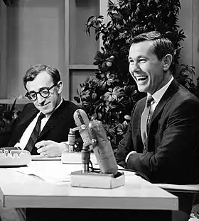 Le cinéaste Woody Allen (à gauche) invité du Tonight Show le 22 juin 1964.