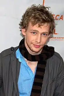 Johnny Lewis interprète Chili.