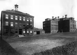 Le Women's Fund Memorial Building de la Johns Hopkins Medical School (à gauche) en 1912.