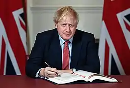 Le Premier ministre du Royaume-Uni Boris Johnson, signant l'accord de retrait le 24 janvier 2020.