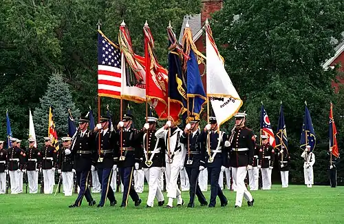 La Color Guard en octobre 2001, durant une parade au fort Myer dans le comté d'Arlington en Virginie.