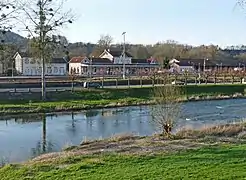 Le bâtiment de gauche pourrait être l'ancien buffet de la gare.