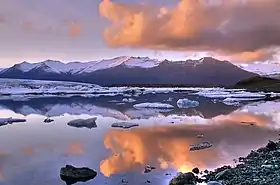 Le lac de Jökulsárlón et ses icebergs.