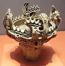 Jarre de type « couronne », style « flammèches » « No 1 ». H. env. 45 cm. Site : Sasayama, Niigata. Tokamachi City Museum