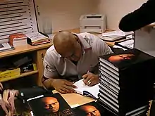 Jona Lomu en train de dédicacer son livre