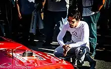 Description de l'image Jonathan Bomarito looking at Mazda (44413296165).jpg.