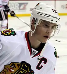 Photographie de Toews avec le maillot blanc des Blackhawks de Chicago