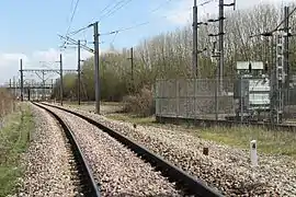 Arrivée de la ligne en gare de Montérolier-Buchy. À droite, la ligne Rouen-Amiens.