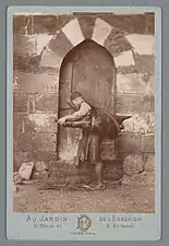 [Jeune homme devant une porte], portrait-carte, 1869-1890, Amsterdam, Rijksmuseum.