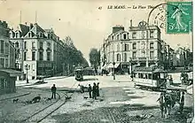 Deux tramways au croisement des voies de la place Thiers