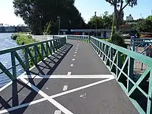 piste cyclable dans un environnement non urbain aménagé pour la promenade