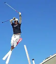 Un skieur acrobatique faisant une figure.