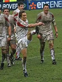 Photo de Jonny Wilkinson en train de dégager le ballon au pied.