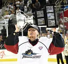 Description de l'image Joonas Korpisalo hoists the Calder Cup.jpg.