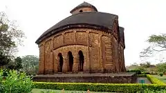 Jor-bangla présente un toit incurvé de style Do-chala