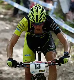  Homme à VTT portant une tenue jaune et noire.