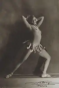 Joséphine Baker portant une ceinture de bananes en 1926 (photo de Waléry).