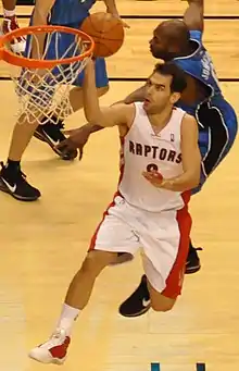 José Calderón tentant un layup malgré une tentative de contre d'un adversaire