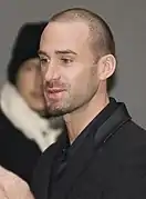 Joseph Fiennes interprète Merlin.