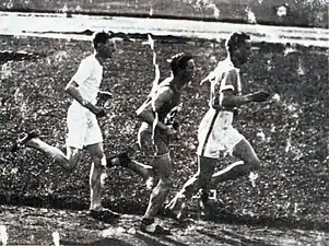 Joseph Guillemot suit Nurmi sur le 5 000 m des JO de 1920