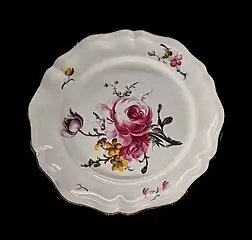 Assiette à décor floral(Joseph Hannong).