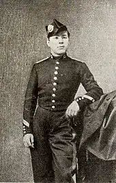 Photographie noir et blanc d'un jeune homme en uniforme de polytechnique.