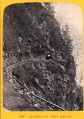 Une galerie du chemin menant aux gorges photographié en 1870.