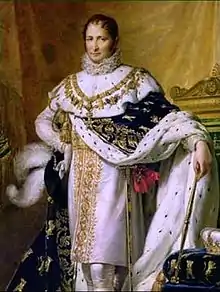 Portrait en pied du roi se tenant debout devant un trône et portant un manteau de velours bleu, brodé d'or et doublé d'hermine.
