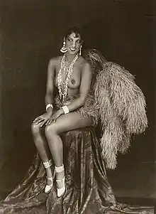 Portrait de Joséphine Baker en 1927 au moment où elle se produisait au Bal Nègre (cliché Waléry, Paris) ;