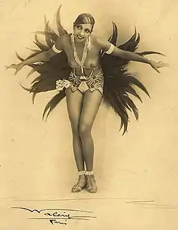 Joséphine Baker en costume burlesque dans La Revue des Revues en 1927.