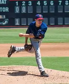 Un joueur de baseball terminant son geste de lancer.