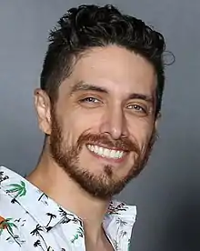 Josh Keaton est la voix d'Eitan.