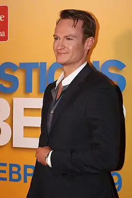 Josh Lawson interprète Tate Stasklewicz.