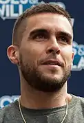 Josh Segarra dans le rôle de Pug