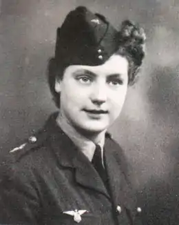 Photo noir et blanc d'une jeune femme en uniforme, avec calot et insigne de l'Armée de l'air