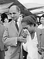Arrivée en juillet 1966 de Josina Soumokil-Taniwel à l'aéroport d'Amsterdam-Schiphol peu après l'annonce de l'exécution de son mari. Elle est accompagnée de Johan Manusama (en), président en exil de la République des Moluques du Sud.. Ron Kroon / Anefo