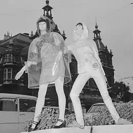 Photo noir et blanc de deux jeunes femmes posant en tenue de couturier d'avant-garde, années 60